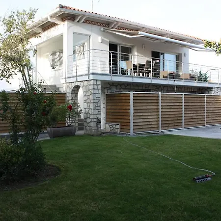 Apartment Louizanne *